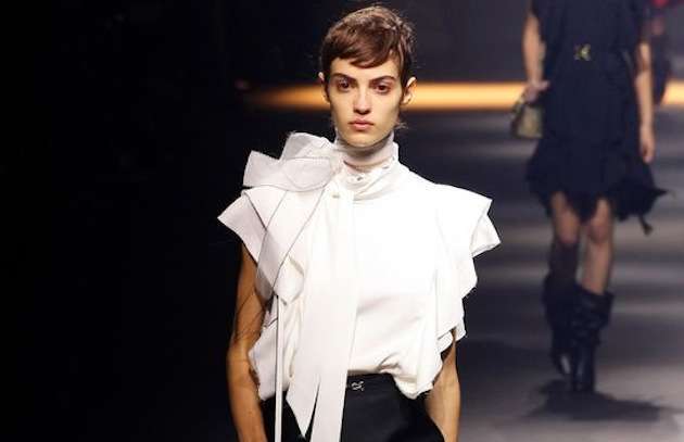 Pixie cut con frangia ciuffo laterale