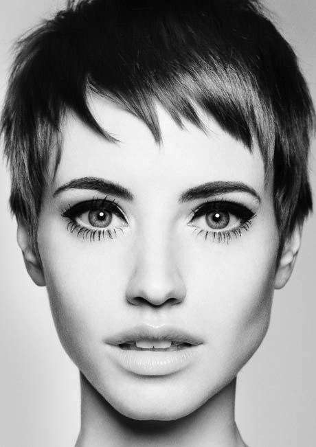 Pixie cut con frangia sfilata