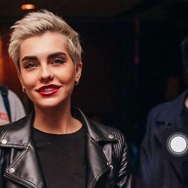 Pixie cut cortissimo sui capelli biondi