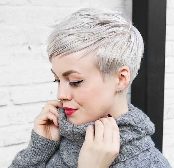 Pixie cut corto con ciuffo su un lato