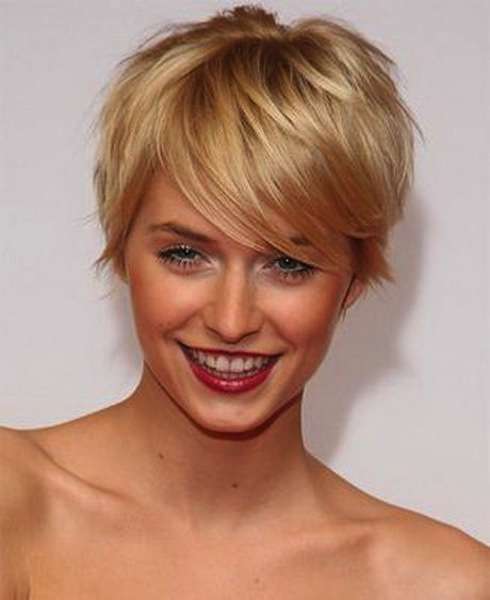 Pixie cut liscio con ciuffo