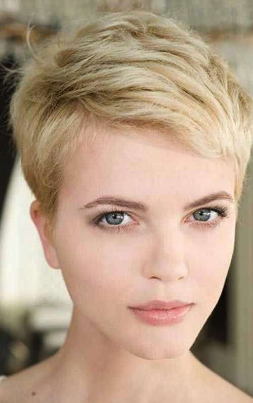 Pixie cut molto corto per capelli lisci