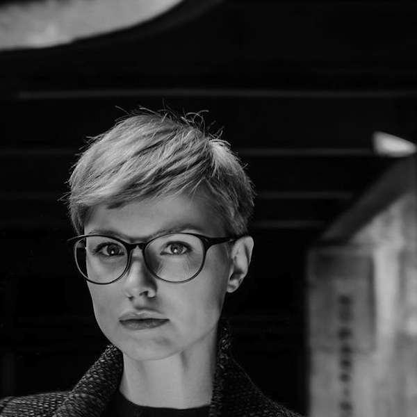 Pixie cut per viso tondo con ciuffo corto
