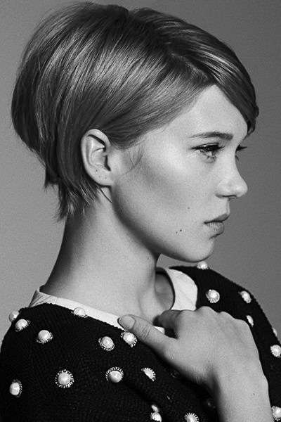 Pixie cut scalato con ciuffo laterale