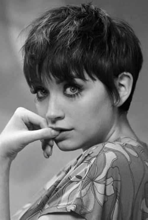 Pixie cut scalato con frangia piena