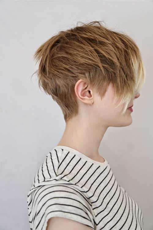 Pixie cut scalato con maxi frangia