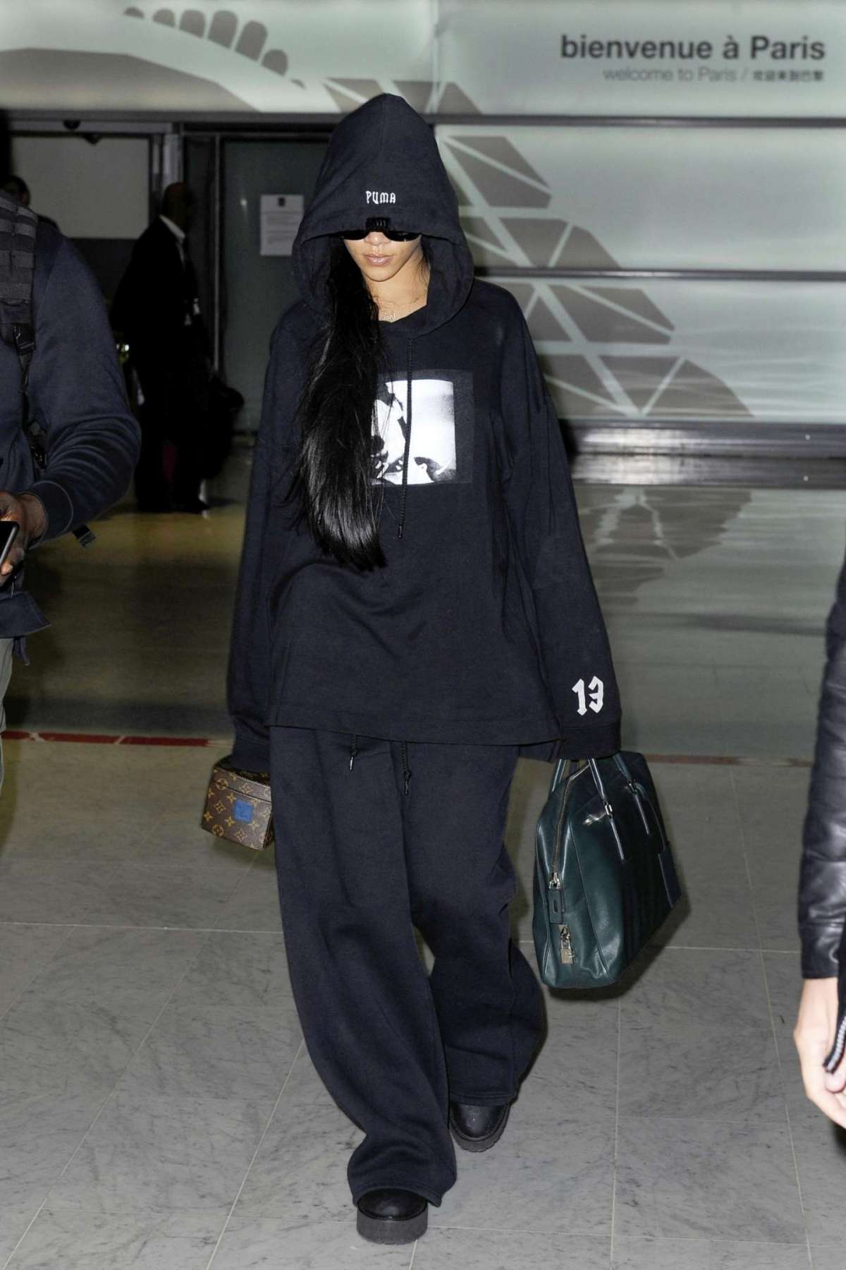 Rihanna all'aeroporto di Parigi