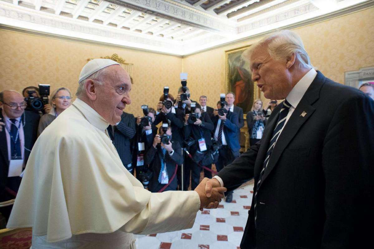 Storica stretta di mano Trump-Papa Bergoglio