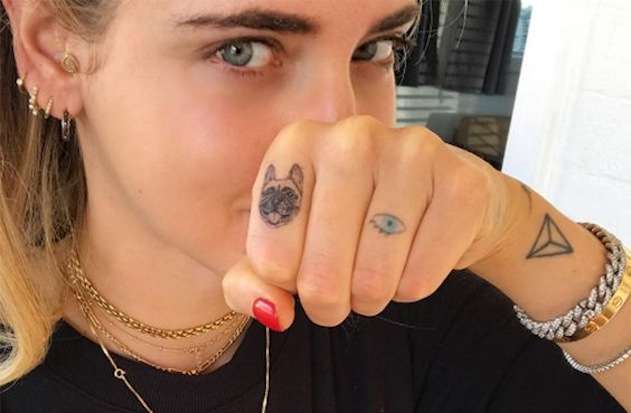 Tatuaggio con cane sul dito
