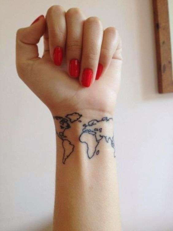 Tatuaggio con planisfero sul polso