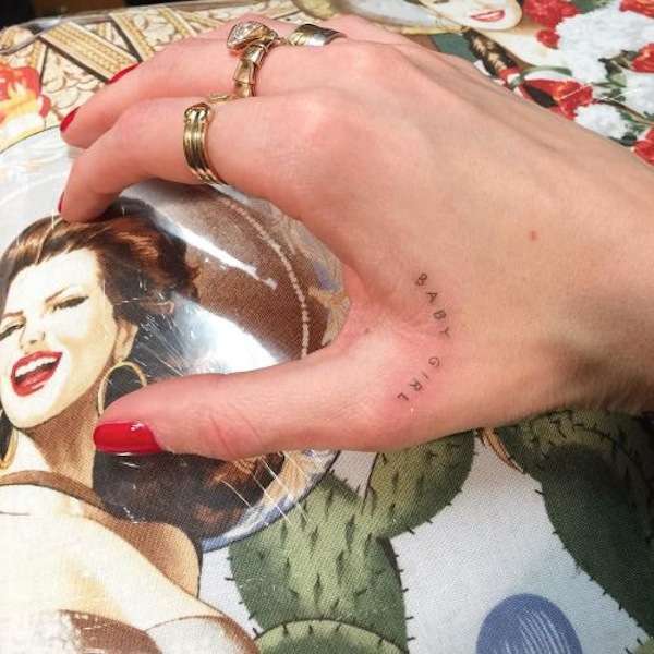 Tatuaggio con scritta Baby Girl