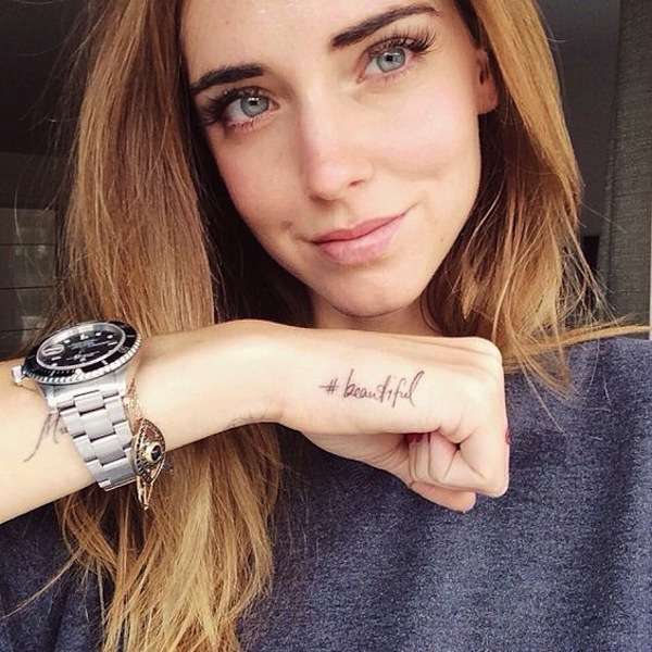 Tatuaggio con scritta Beautiful sulla mano