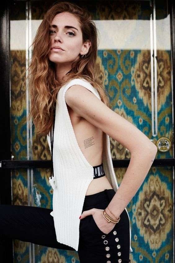Tatuaggio con scritta sul fianco