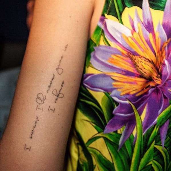 Tatuaggio sul braccio sinistro con scritta