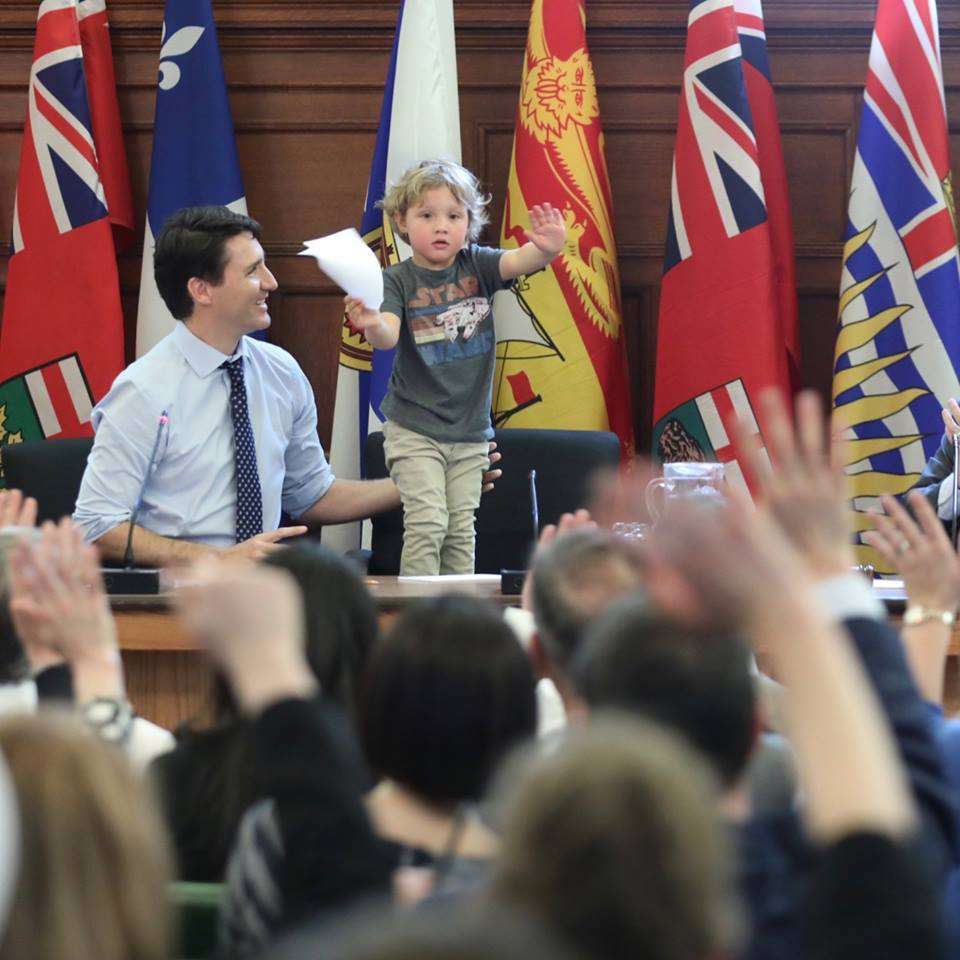 Trudeau in conferenza con il figlio