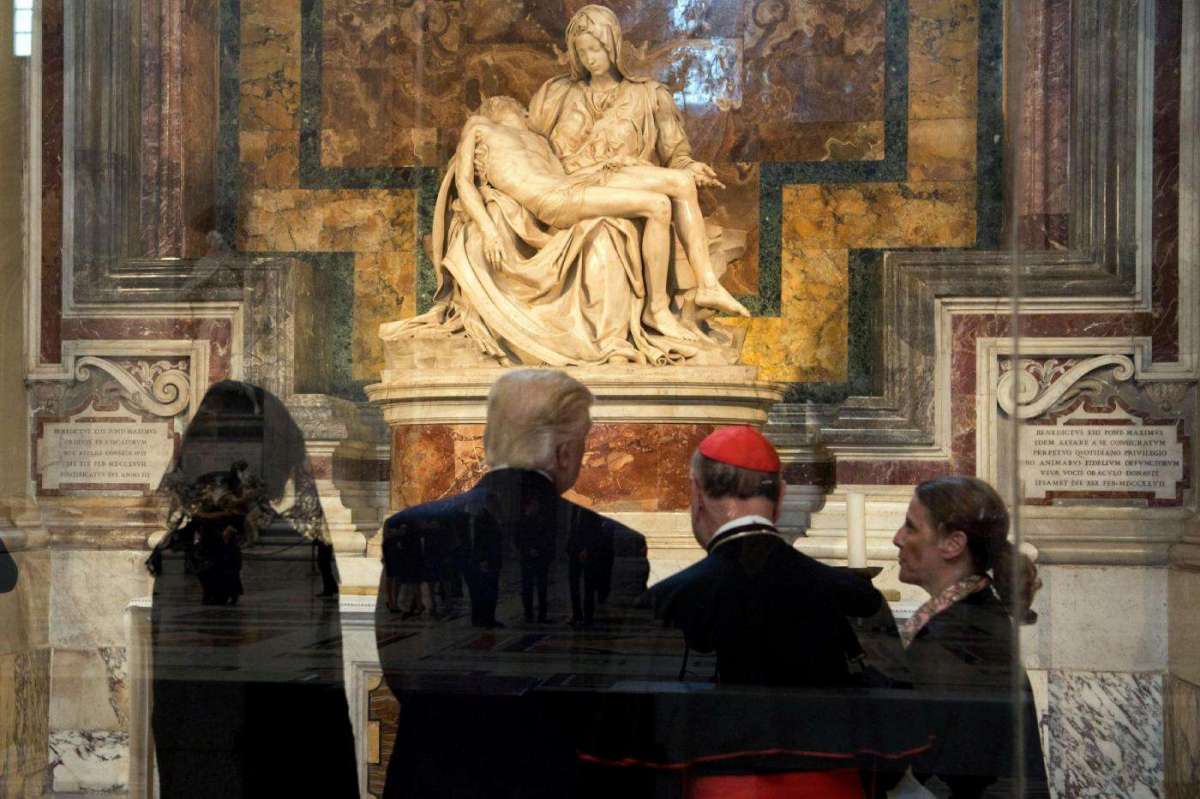 Trump e la First Lady davanti alle sculture più importanti di Roma