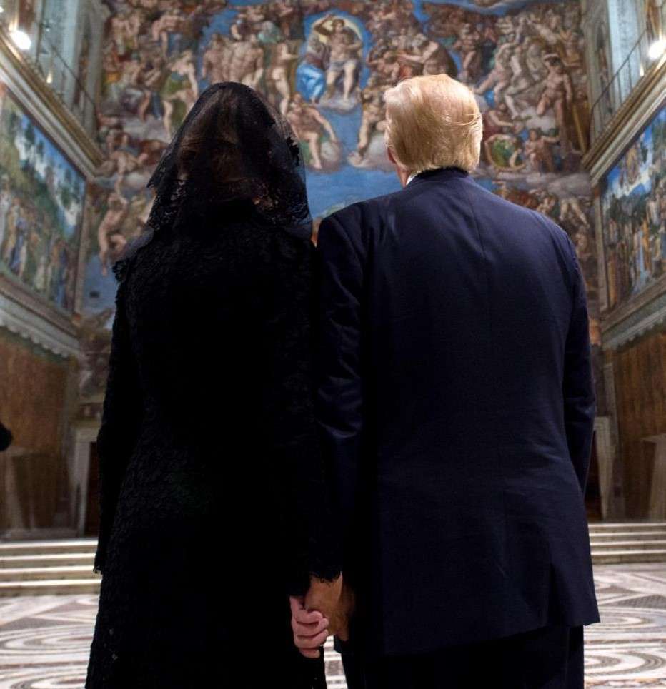 Una foto che farà storia: Melania e Donald Trump in Cappella Sistina