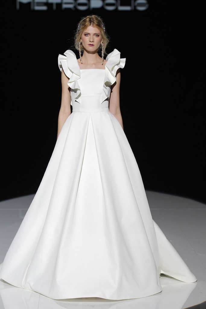 Vestito da sposa con volants