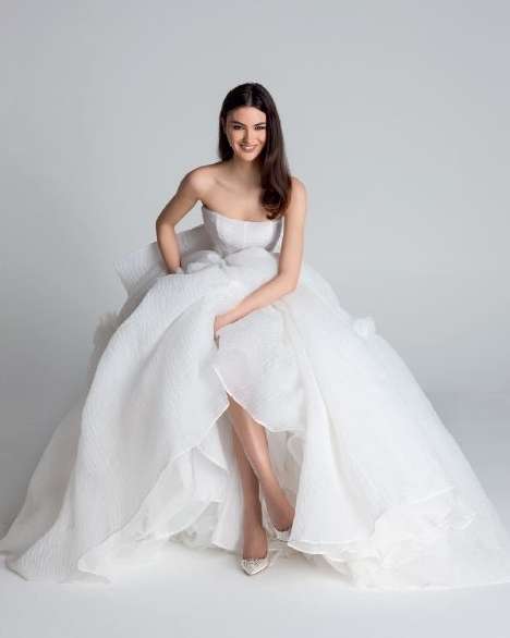 Abito da sposa con gonna ampia