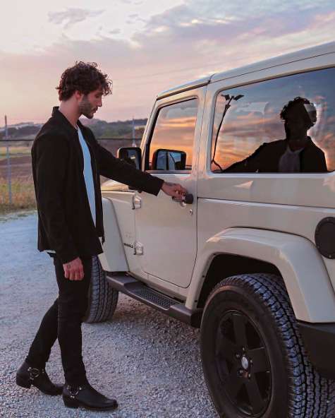 Il ballerino verso la sua auto