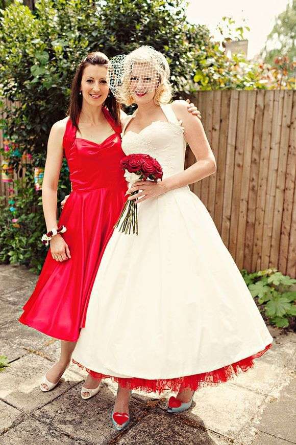 La sposa Rockabilly con accessori rossi