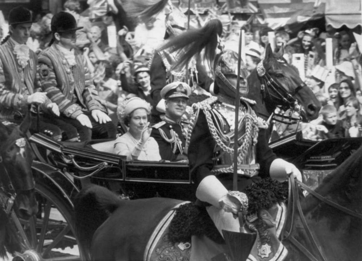 La regina e il principe Filippo al matrimonio di Carlo e Diana