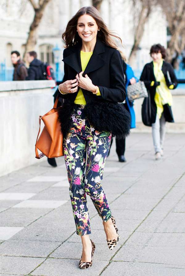 Look con pantaloni a sigaretta colorati e scarpe a contrasto