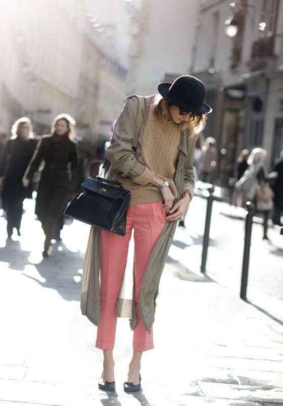 Look con pantaloni colorati