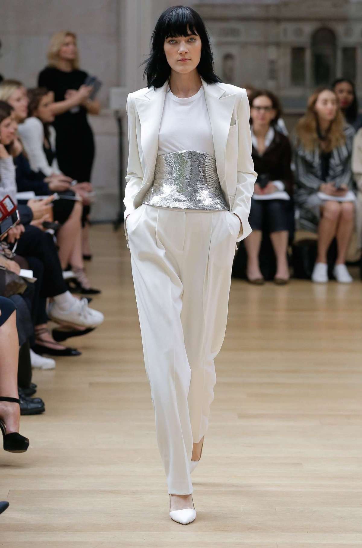 Look da sposa con blazer Oscar De La Renta