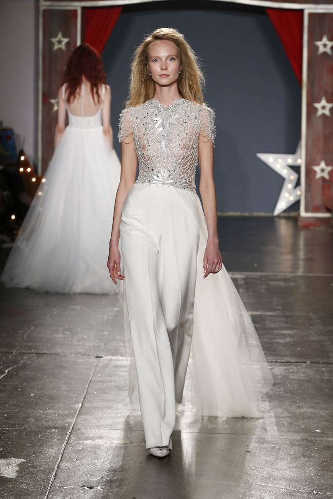 Look da sposa con pantaloni jenny Packham