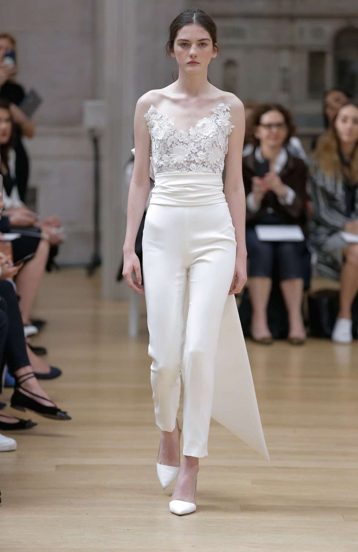 Look da sposa con pantaloni Oscar De La Renta