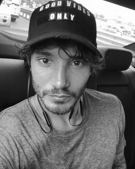 Stefano De Martino, il selfie in auto