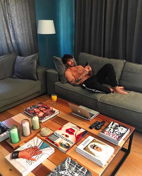 Stefano De Martino, relax sul divano