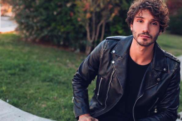 Stefano De Martino in giacca di pelle