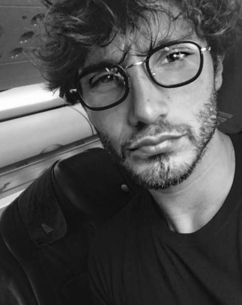 Stefano De Martino in posa intellettuale