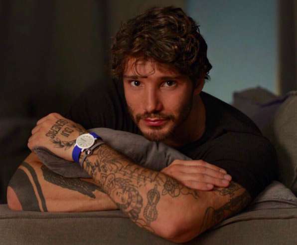 Stefano De Martino sensuale sul divano