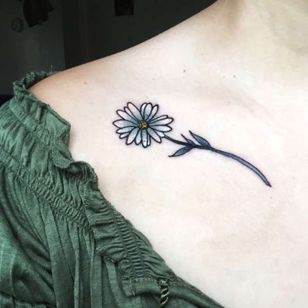 Tattoo margherita colorata sulla clavicola