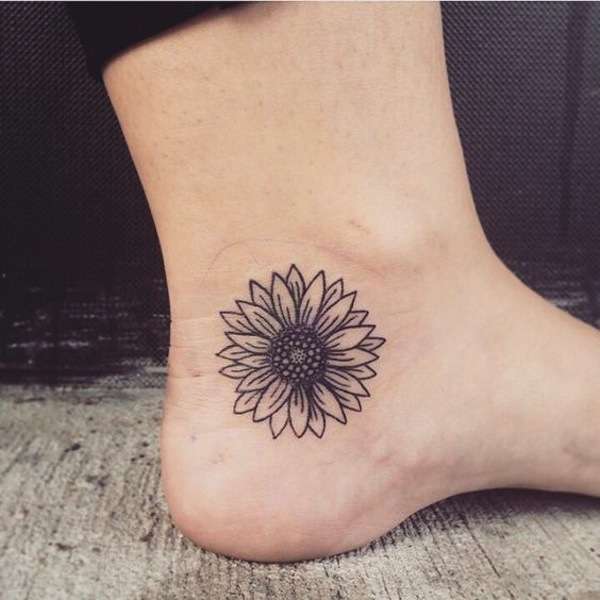 Tattoo margherita sul piede