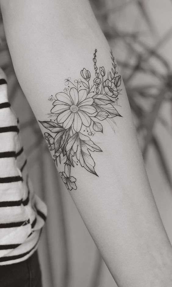 Tatuaggio con margherita e altri fiori