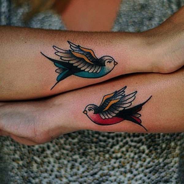 Tatuaggio con rondini colorate