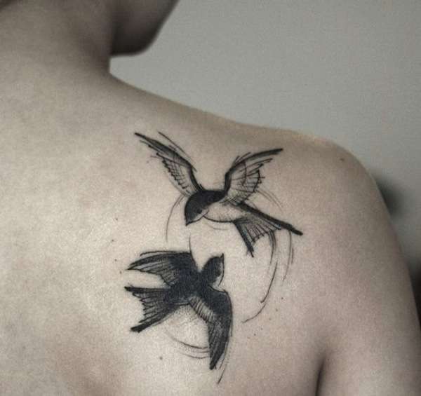 Tatuaggio con rondini in volo sulla spalla