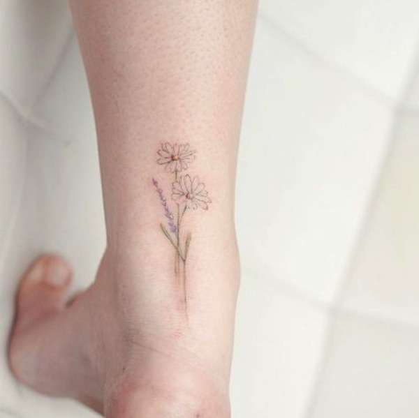 Tatuaggio di margherite sul retro del piede