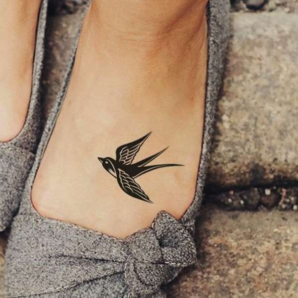 Tatuaggio piccolo con rondine sul piede
