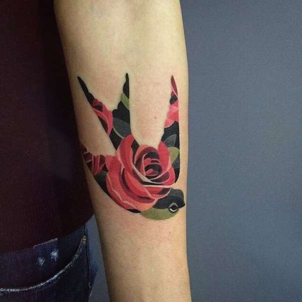 Tatuaggio rondine con motivo a fiori