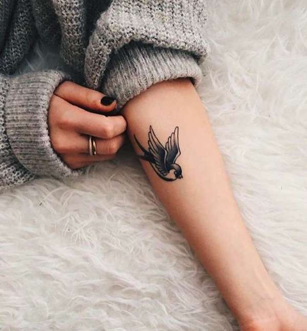 Tatuaggio rondine sul braccio