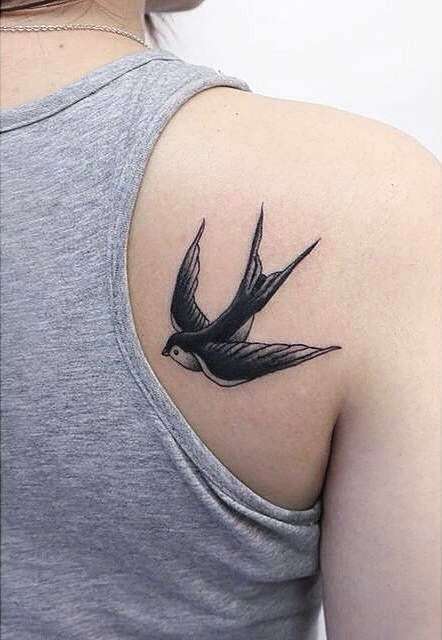 Tatuaggio rondine sulla spalla