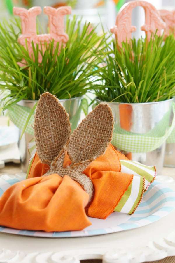 Decorazioni di Pasqua con i tovaglioli