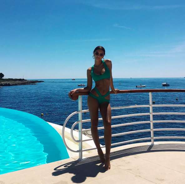 Emily in piscina a Cannes