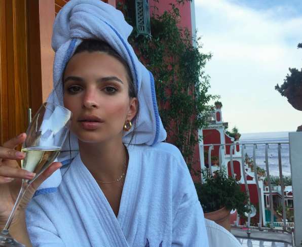 La Ratajkowski si concede un aperitivo