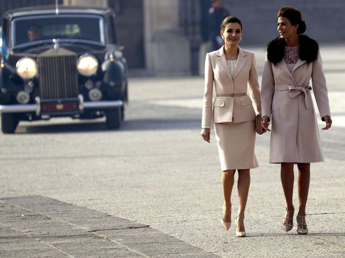 La classe di Juliana Awada e Letizia Ortiz